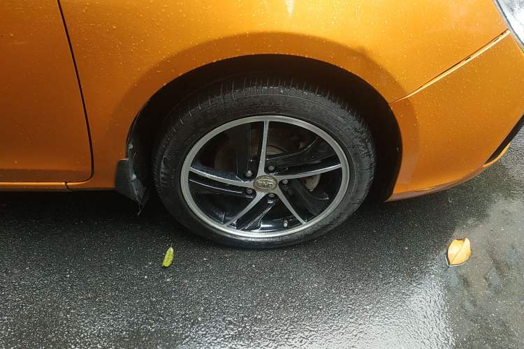 Used BYD Qin New Energy 2014 1.5T Cool Black Knight Flagship Model Right Front Wheel Hub