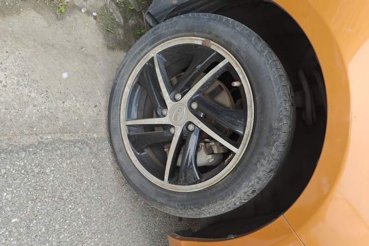 Used BYD Qin New Energy 2014 1.5T Flagship Model Right Front Wheel Hub