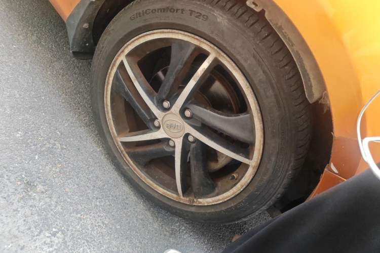 Used BYD Qin New Energy 2014 1.5T Flagship Model Right Front Wheel Hub