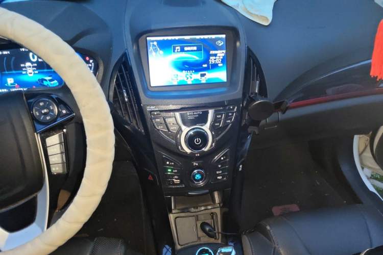 Used BYD Qin New Energy 2014 1.5T Flagship Model Audio And AC Panel
