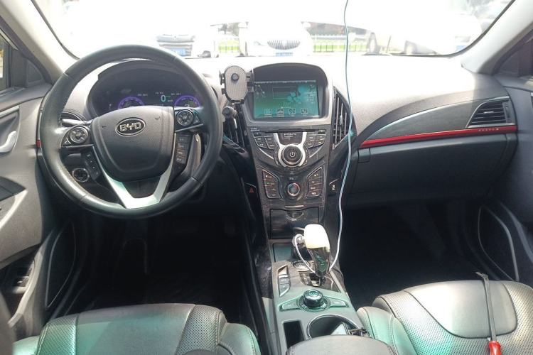 Used BYD Qin New Energy 2014 1.5T Flagship Model Center Console