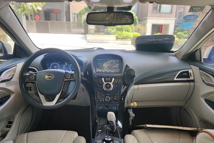 Used BYD Qin New Energy 2014 1.5T Flagship Model Center Console