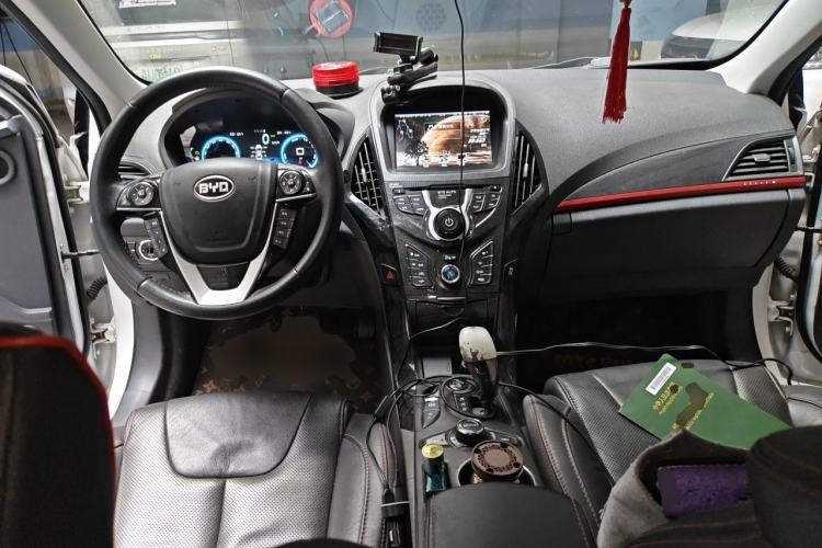 Used BYD Qin New Energy 2014 1.5T Flagship Model Center Console