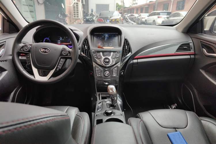 Used BYD Qin New Energy 2014 1.5T Cool Black Knight Flagship Model Center Console