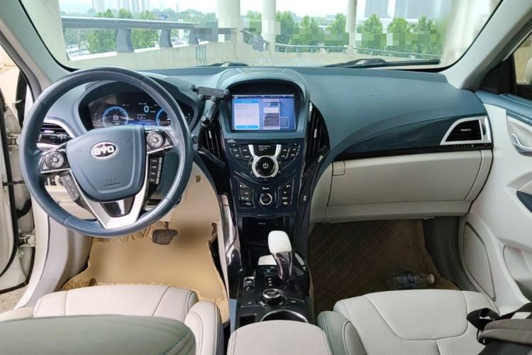 Used BYD Qin New Energy 2014 1.5T Flagship Model Center Console