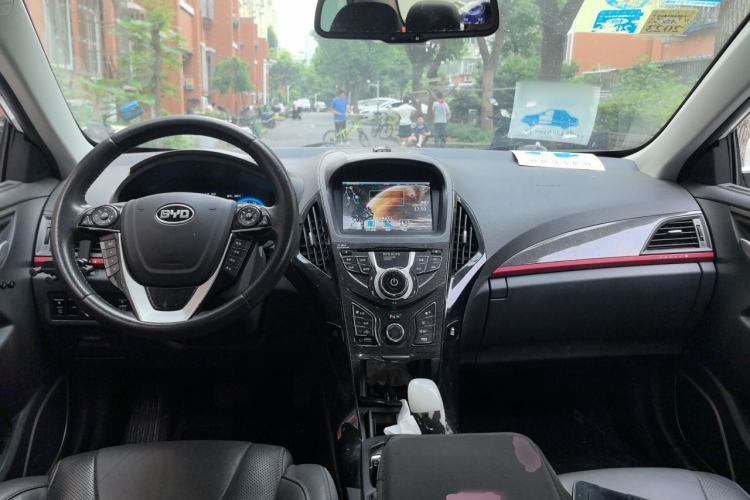 Used BYD Qin New Energy 2014 1.5T Cool Black Knight Flagship Model Center Console