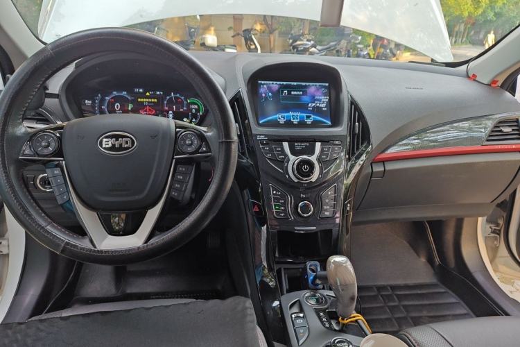 Used BYD Qin New Energy 2014 1.5T Flagship Model Center Console