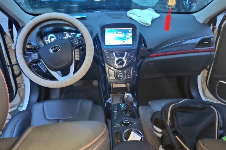 Used BYD Qin New Energy 2014 1.5T Flagship Model Center Console