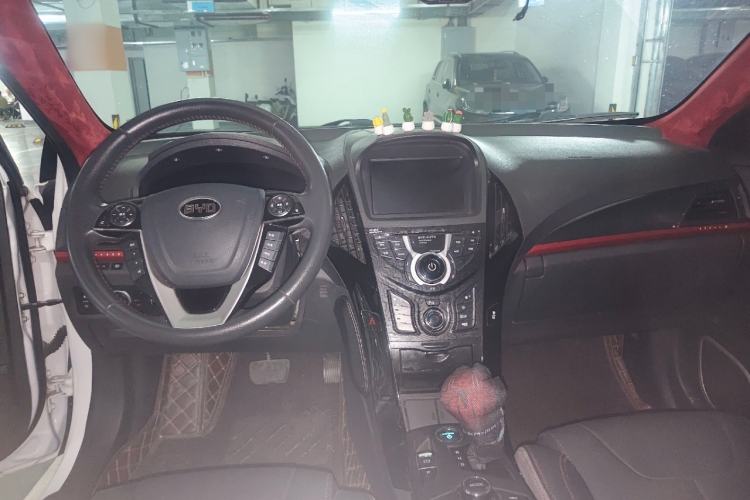 Used BYD Qin New Energy 2014 1.5T Cool Black Knight Flagship Model Center Console