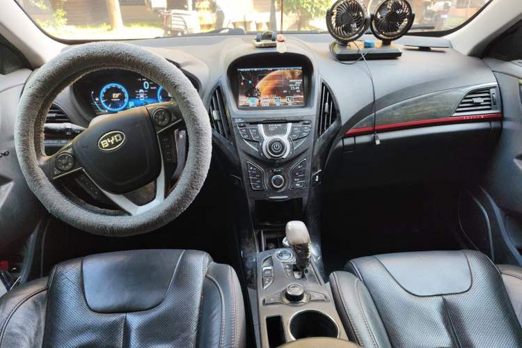 Used BYD Qin New Energy 2014 1.5T Flagship Model Center Console