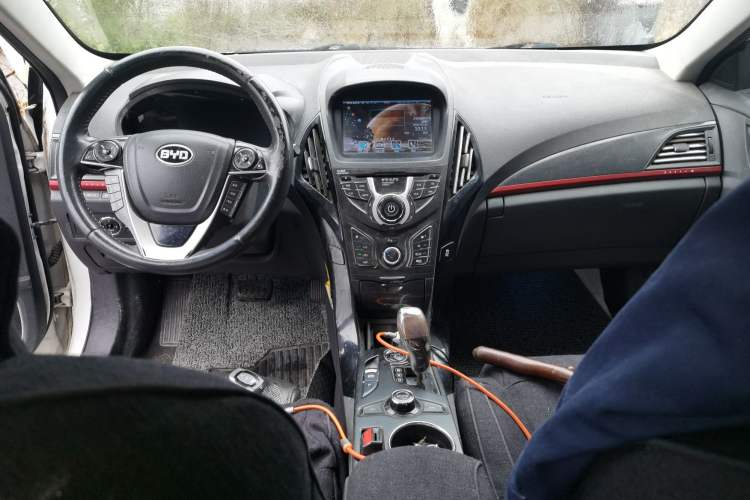 Used BYD Qin New Energy 2014 1.5T Flagship Model Center Console
