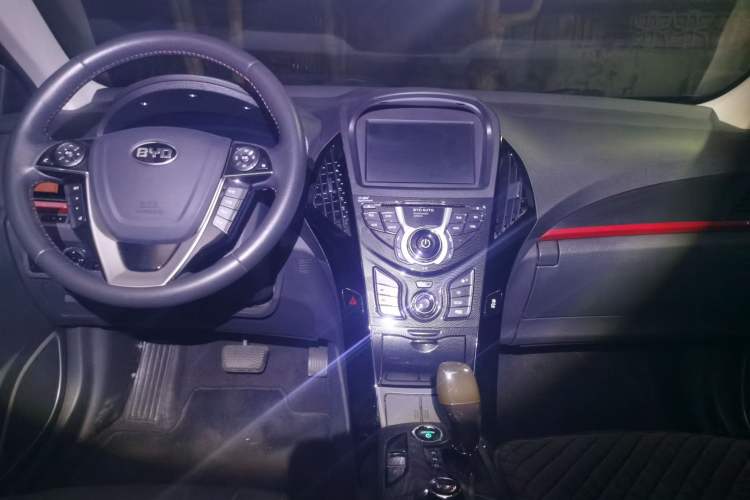 Used BYD Qin New Energy 2014 1.5T Flagship Model Center Console