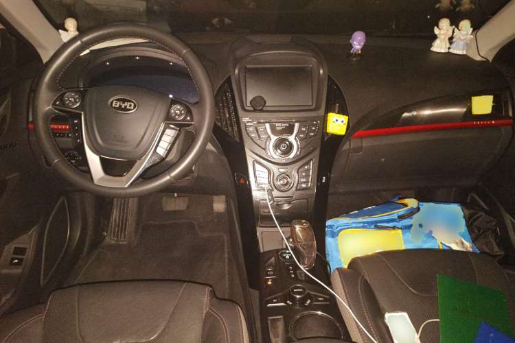 Used BYD Qin New Energy 2014 1.5T Flagship Model Center Console