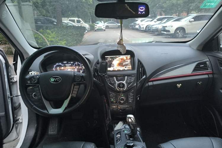 Used BYD Qin New Energy 2014 1.5T Flagship Model Center Console