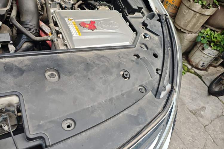 Used BYD Qin New Energy 2014 1.5T Flagship Model Engine Bay Left