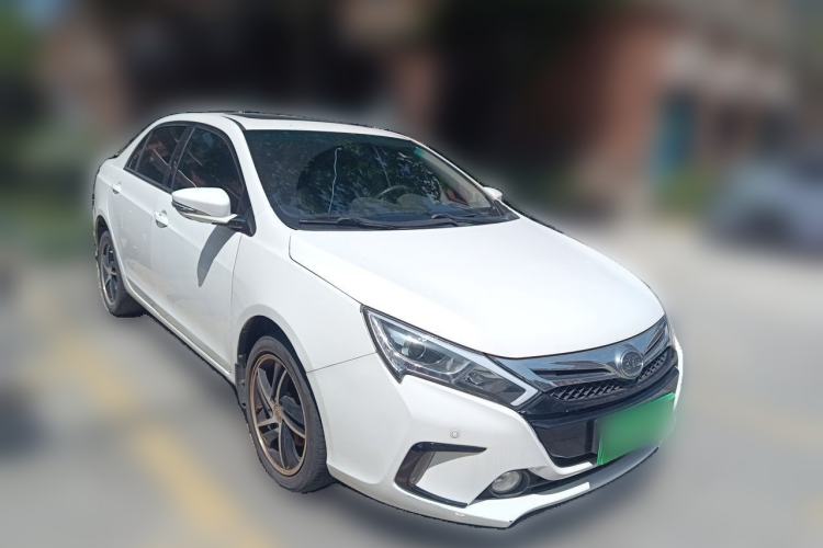 Used BYD Qin New Energy 2014 1.5T Flagship Model Front Right 45 Deg