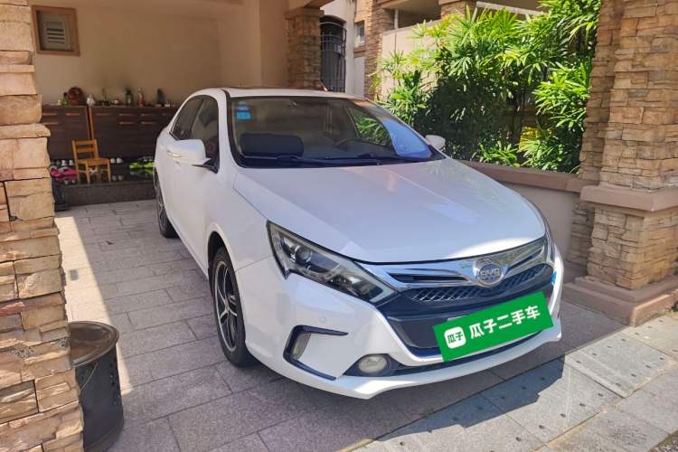 Used BYD Qin New Energy 2014 1.5T Flagship Model Front Right 45 Deg