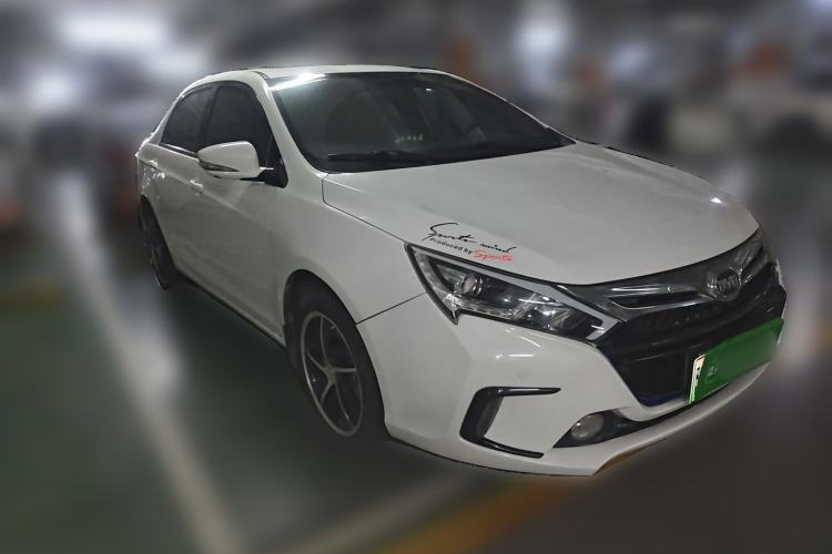 Used BYD Qin New Energy 2014 1.5T Cool Black Knight Flagship Model Front Right 45 Deg