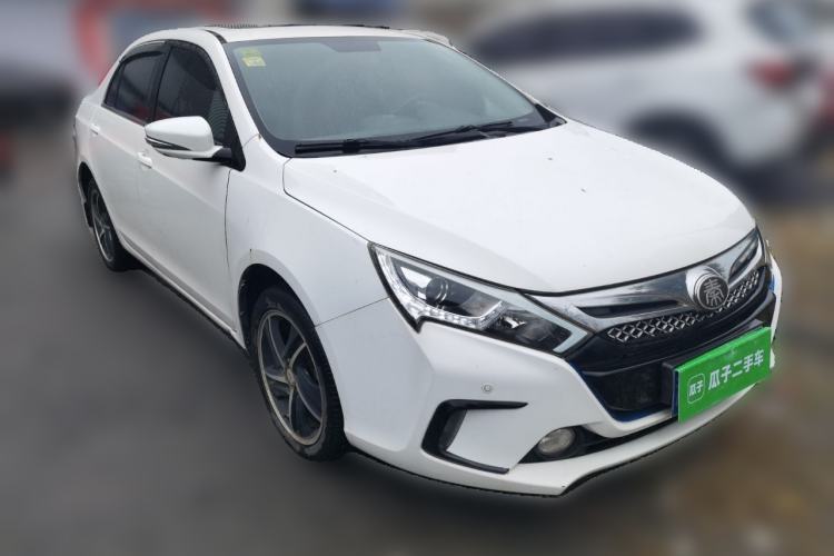 Used BYD Qin New Energy 2014 1.5T Flagship Model Front Right 45 Deg