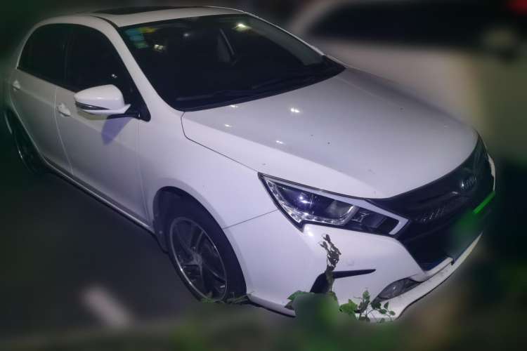 Used BYD Qin New Energy 2014 1.5T Flagship Model Front Right 45 Deg