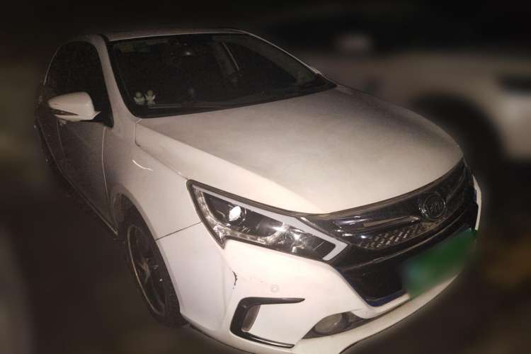 Used BYD Qin New Energy 2014 1.5T Flagship Model Front Right 45 Deg