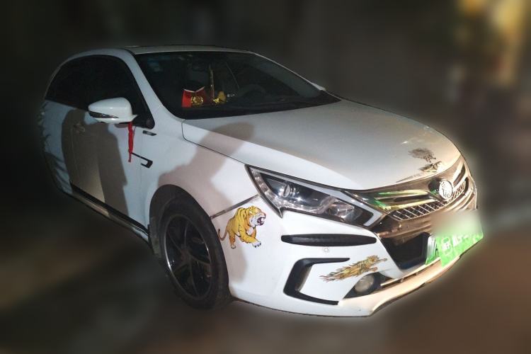 Used BYD Qin New Energy 2014 1.5T Flagship Model Front Right 45 Deg