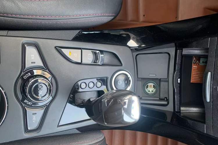 Used BYD Qin New Energy 2014 1.5T Cool Black Knight Flagship Model Gear Lever
