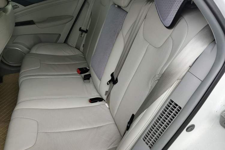 Used BYD Qin New Energy 2014 1.5T Flagship Model Left Rear Seat