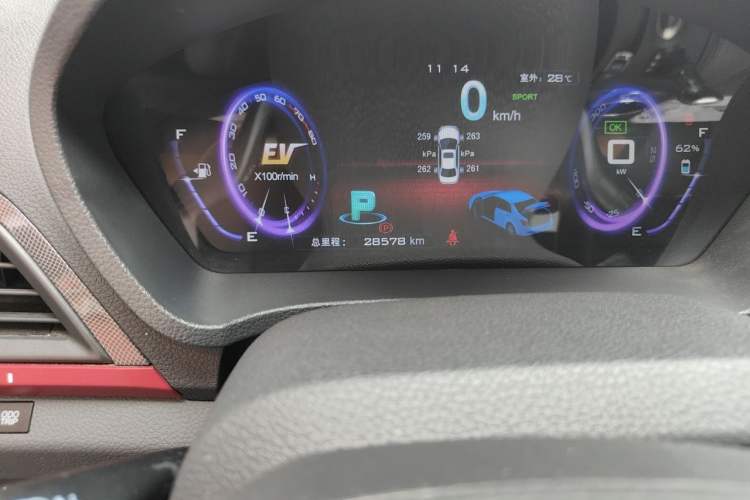 Used BYD Qin New Energy 2014 1.5T Cool Black Knight Flagship Model Odometer Close Up
