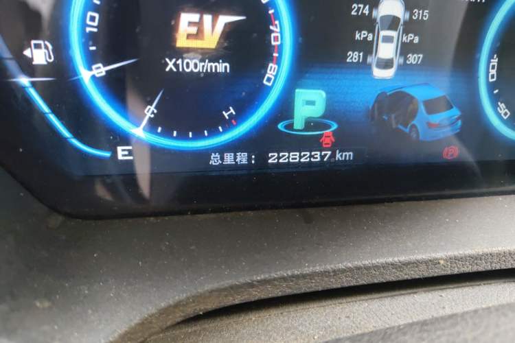 Used BYD Qin New Energy 2014 1.5T Flagship Model Odometer Close Up