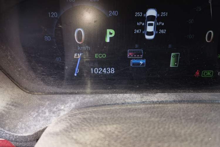 Used BYD Qin New Energy 2014 1.5T Flagship Model Odometer Close Up