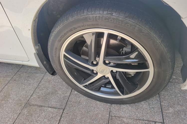 Used BYD Qin New Energy 2014 1.5T Flagship Model Right Front Wheel Hub