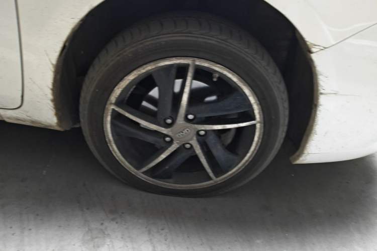 Used BYD Qin New Energy 2014 1.5T Flagship Model Right Front Wheel Hub