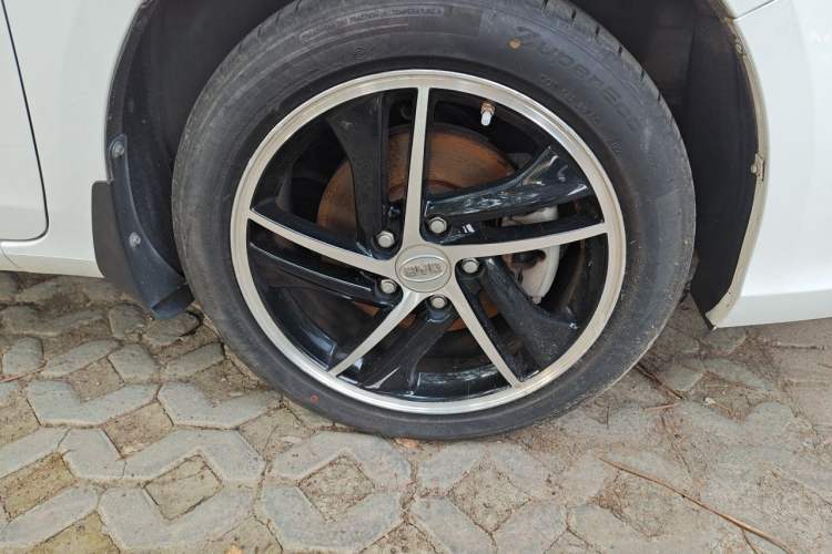 Used BYD Qin New Energy 2014 1.5T Flagship Model Right Front Wheel Hub