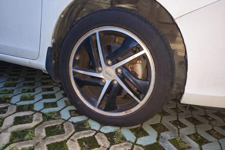 Used BYD Qin New Energy 2014 1.5T Flagship Model Right Front Wheel Hub