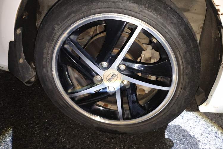 Used BYD Qin New Energy 2014 1.5T Flagship Model Right Front Wheel Hub