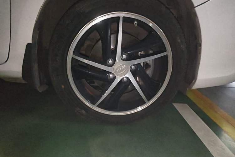 Used BYD Qin New Energy 2014 1.5T Cool Black Knight Flagship Model Right Front Wheel Hub