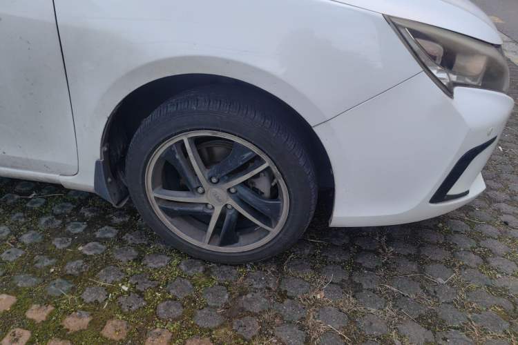 Used BYD Qin New Energy 2014 1.5T Flagship Model Right Front Wheel Hub