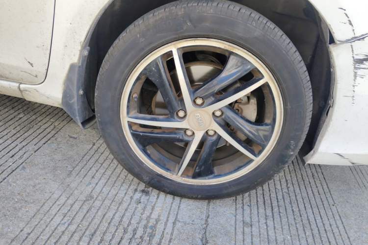 Used BYD Qin New Energy 2014 1.5T Flagship Model Right Front Wheel Hub