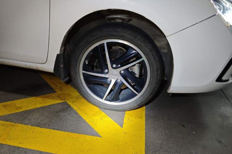 Used BYD Qin New Energy 2014 1.5T Flagship Model Right Front Wheel Hub