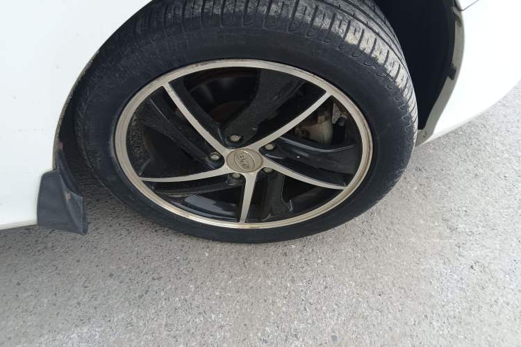 Used BYD Qin New Energy 2014 1.5T Flagship Model Right Front Wheel Hub