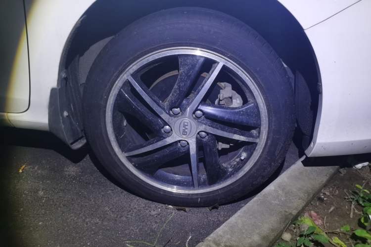 Used BYD Qin New Energy 2014 1.5T Flagship Model Right Front Wheel Hub
