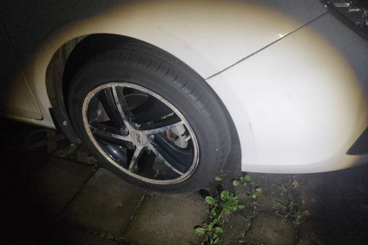 Used BYD Qin New Energy 2014 1.5T Flagship Model Right Front Wheel Hub