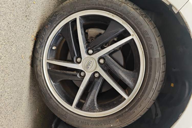 Used BYD Qin New Energy 2014 1.5T Flagship Model Right Front Wheel Hub