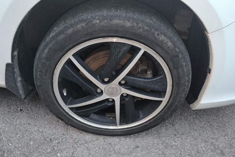 Used BYD Qin New Energy 2014 1.5T Flagship Model Right Front Wheel Hub