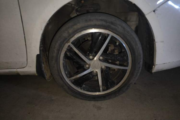Used BYD Qin New Energy 2014 1.5T Flagship Model Right Front Wheel Hub