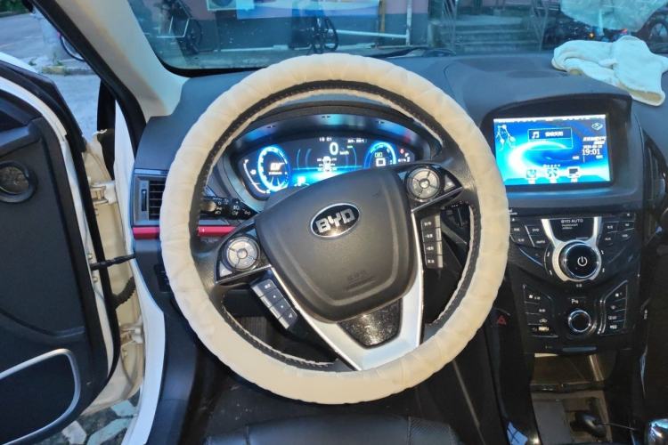 Used BYD Qin New Energy 2014 1.5T Flagship Model Steering Wheel