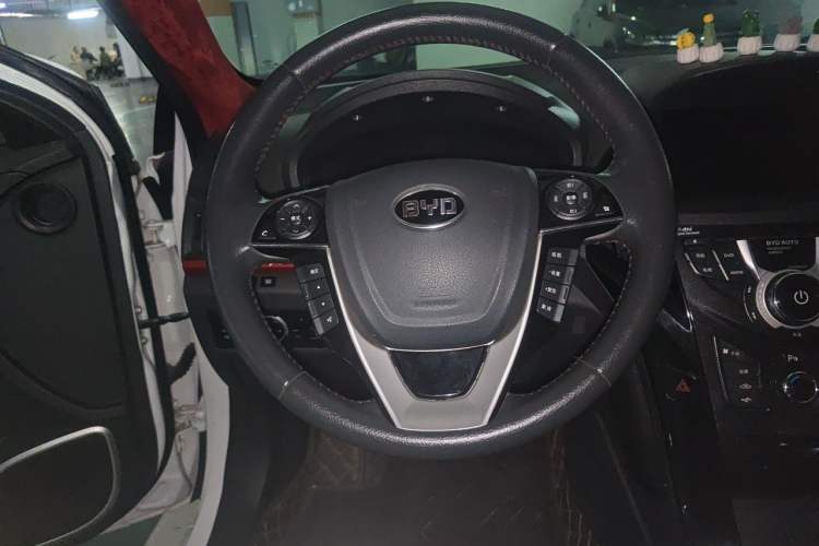 Used BYD Qin New Energy 2014 1.5T Cool Black Knight Flagship Model Steering Wheel