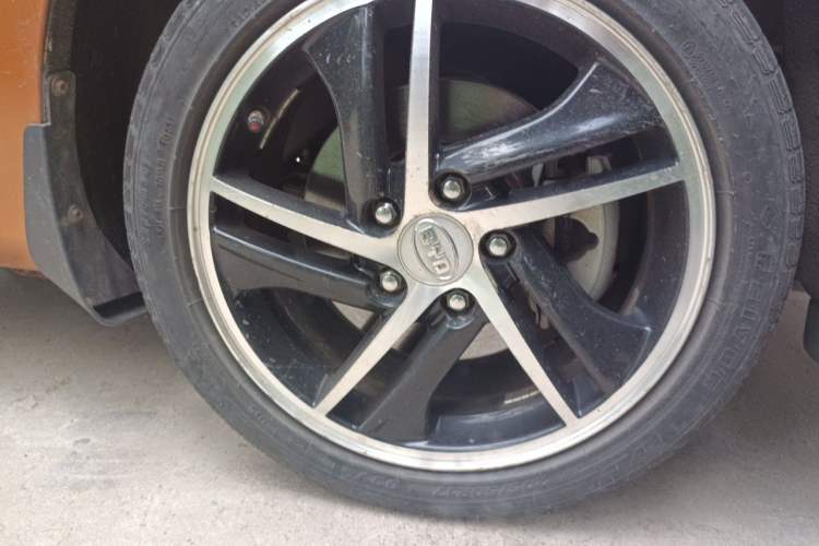 Used BYD Qin New Energy 2014 1.5T Flagship Model Right Front Wheel Hub
