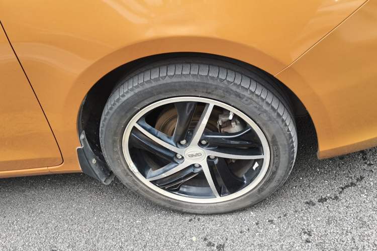 Used BYD Qin New Energy 2014 1.5T Flagship Model Right Front Wheel Hub